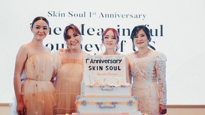 Yopi Ratnasari (kanan) dan Amanda Manopo (kanan) dalam sebuah acara anniversary produk kosmetik. [Instagram]