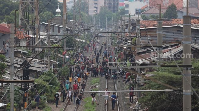 Massa aksi yang terlibat kericuhan dengan polisi membubarkan diri ke kawasan Pejompongan, Jakarta, Senin (11/4/2022). [Suara.com/Angga Budhiyanto]