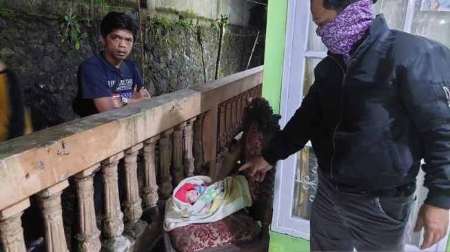 Geger Penemuan Bayi di Teras Rumah Warga Sukabumi, Polisi: Diduga Hasil Hubungan Gelap