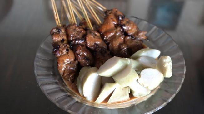 Sajian sate ayam Cilacap (YouTube/Anak Kuliner)