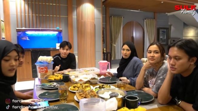 8 Momen Mahalini Buka Puasa Bareng Keluarga Sule, Didoakan Ikuti Jejak Mualaf Nathalie Holscher