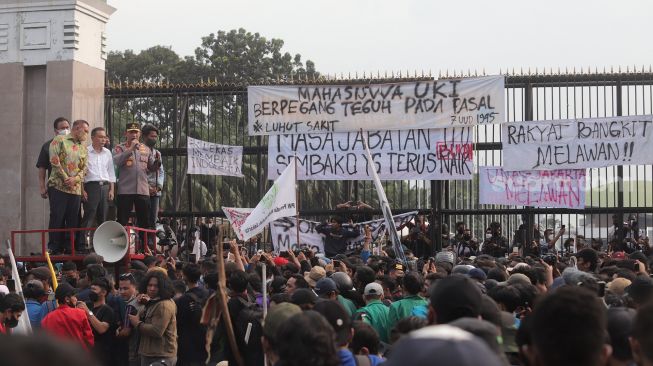 Kapolri Jenderal Listyo Sigit Prabowo (kedua kanan), Wakil Ketua DPR RI Sufmi Dasco Ahmad (tengah), Lodewijk Freidrich (kedua kiri) dan Rachmat Gobel (kiri) menemui massa Badan Eksekutif Mahasiswa Seluruh Indonesia (BEM SI) yang melakukan aksi unjuk rasa di depan Gedung DPR RI, Jakarta, Senin (11/4/2022). [Suara.com/Angga Budhiyanto]