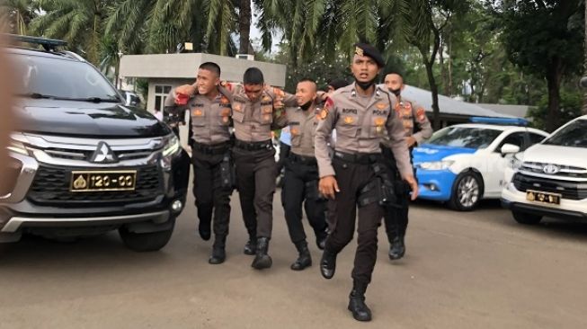 Kericuhan Pecah Usai Penyampaian Aspirasi di DPR, Dua Anggota Polisi Kena Lempar Batu Hingga Berlumuran Darah. (Suara.com/Novian)