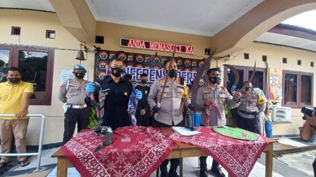 Polisi Gagalkan Tawuran Antargeng di Lapangan Guyengan, Celurit hingga Pedang Sepanjang 40 Cm Berhasil Diamankan