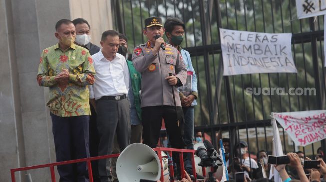 Kapolri Jenderal Listyo Sigit Prabowo (kedua kanan), Wakil Ketua DPR RI Sufmi Dasco Ahmad (tengah), Lodewijk Freidrich (kiri) dan Rachmat Gobel (kedua kiri) menemui massa Badan Eksekutif Mahasiswa Seluruh Indonesia (BEM SI) yang melakukan aksi unjuk rasa di depan Gedung DPR RI, Jakarta, Senin (11/4/2022). [Suara.com/Angga Budhiyanto]