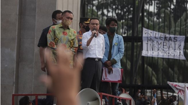 Wakil Ketua DPR RI Sufmi Dasco Ahmad (kedua kanan) dan Lodewijk Freidrich (kiri) menemui massa Badan Eksekutif Mahasiswa Seluruh Indonesia (BEM SI) yang melakukan aksi unjuk rasa di depan Gedung DPR RI, Jakarta, Senin (11/4/2022). [Suara.com/Angga Budhiyanto]