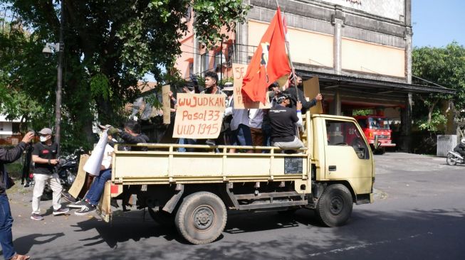 Aksi Demo 11 April  2022 di Kota Denpasar Bali. [SuaraBali.id/Yosef Rian] 