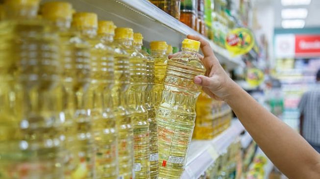 Pemerintah Tunjuk Bulog Jual Minyak Goreng Kemasan Rp14 Ribu Per Liter