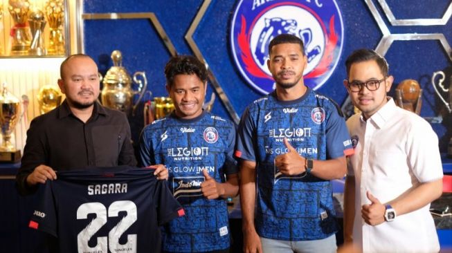 Dari kiri - Manajer Arema FC Ali Rifki, Ilham Udin Armayn, Hasyim Kipuw dan Presiden Klub Arema FC Gilang Widya Pramana, dalam sesi foto bersama usai memperkenalkan skuad baru Singo Edan, di Kota Malang, Jawa Timur, Senin. (ANTARA/HO-Arema FC)