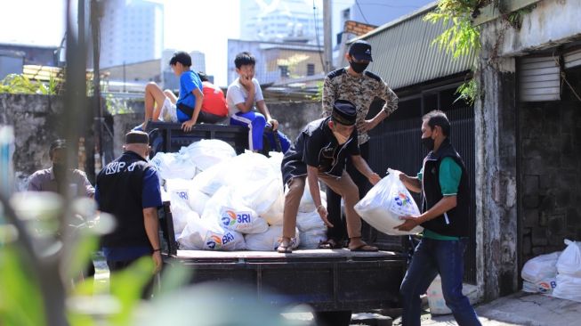 Penyerahan Sembako oleh BRI Group ke Panti Asuhan dan Panti Werdha Menerapkan Protokol Kesehatan