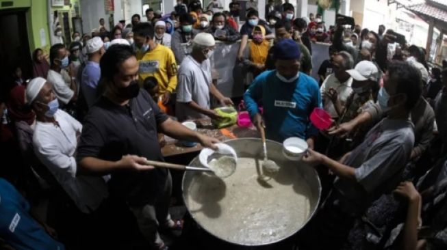 Filosofi Bubur Samin, Persaudaraan Antar Warga di Bulan Ramadhan, Bahkan dengan Warga Bukan Muslim