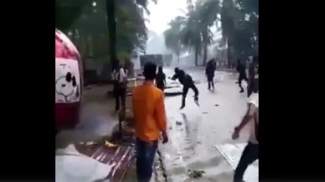 Viral, Pria Terjun Bebas Ke Selokan Saat Demo 11 April, Warganet : Auto Inget Game Mario