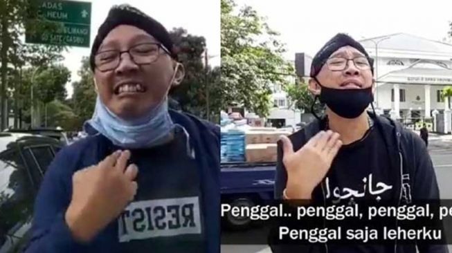 Kolase tangkapan layar video Abu Janda atau Permadi Arya menantang orang. [Ist]