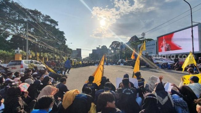 Aksi unjuk rasa massa Pergerakan Mahasiswa Islam Indonesia (PMII) DIY di simpang tiga UIN, Caturtunggal, Depok, Sleman, Selasa (12/4/2022) siang - (SuaraJogja.id/Hiskia Andika)