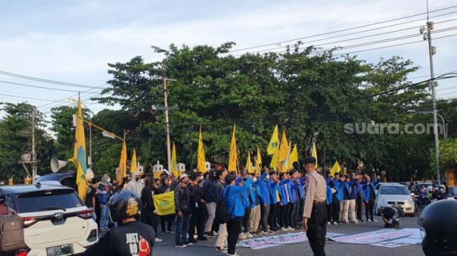 Aksi unjuk rasa massa Pergerakan Mahasiswa Islam Indonesia (PMII) DIY di simpang tiga UIN, Caturtunggal, Depok, Sleman, Selasa (12/4/2022) siang - (SuaraJogja.id/Hiskia Andika)