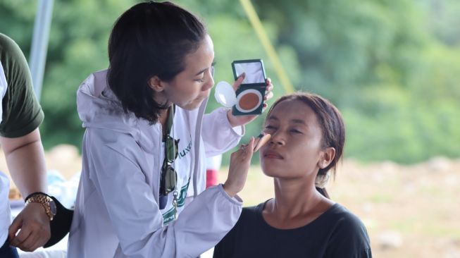 Datang ke Lembata, Brand Kosmetik Ini Ajak Perempuan NTT Berlatih Mengembangkan Karakter dan Kemampuan Makeup