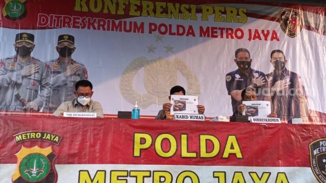 Polisi menggelar konferensi pers terkait pengeroyok Ade Armando di Polda Metro Jaya, Jakarta, Selasa (12/4/2022). [Suara.com/Muhammad Yasir]