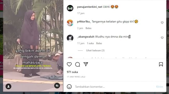 Bikin Adem! Mahasiswi Tetap Salat Meski di Lokasi Demo, Warganet: Ukhti Ku