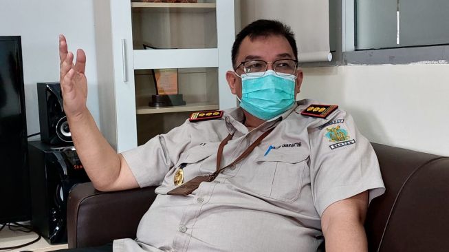 Kepala KKP Merak Ongky Sedya Dwi memaparkan syarat nyeberang Pelabuhan Merak, Selasa (12/4/2022). [Suara.com/Firasat Nikmatullah]