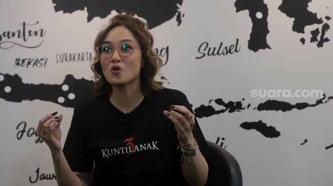 Pemeran dalam film Kuntilanak 3 Sara Wijayanto menjawab pertanyaan dari tim Suara.com saat berkunjung ke kantor redaksi Suara.com di Mega Kuningan, Jakarta, Selasa (12/4/2022). [Suara.com/Angga Budhiyanto]