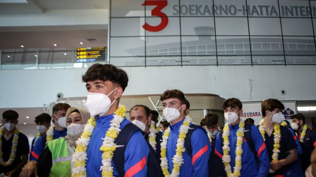 Sejumlah pemain dan ofisial tim sepak bola Atletico Madrid U-18 tiba di Terminal 3 Bandara Internasional Soekarno Hatta, Tangerang, Banten, Selasa (12/4/2022).  ANTARA FOTO/Fauzan
