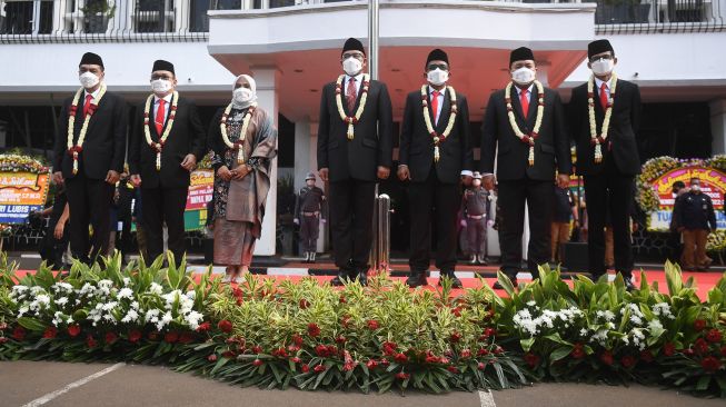 Komisioner Komisi Pemilihan Umum (KPU) yang baru dilantik (dari kiri) Yulianto Sudrajat, Parsadaan Harahap, Betty Epsilon Idroos, Hasyim Asy'ari, Idham Holik, Mochammad Afifuddin, dan August Mellaz tiba di Gedung KPU, Jakarta, Selasa (12/4/2022). ANTARA FOTO/Akbar Nugroho Gumay