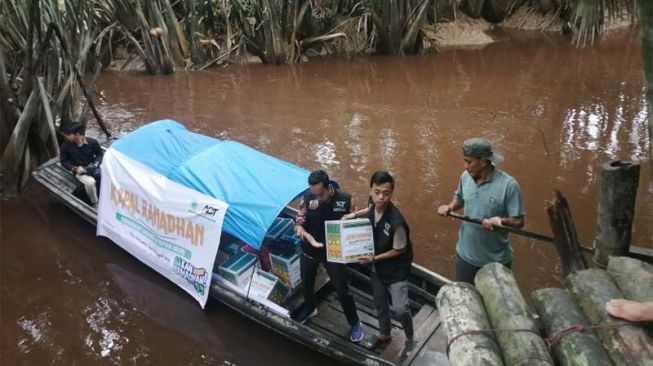 Kapal Ramadhan ACT Riau Antar Paket Ibadah dan Sembako ke Indragiri Hilir