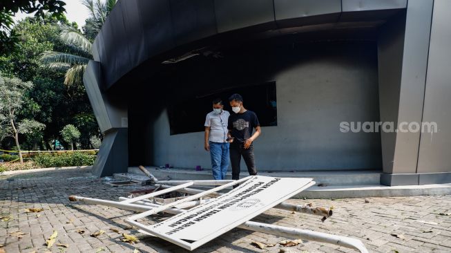 Anggota Kepolisian melakukan olah TKP di pos polisi subsektor Pejompongan setelah dibakar oknum massa aksi di Pejompongan, Jakarta Pusat, Selasa (12/4/2022). [Suara.com/Alfian Winanto]