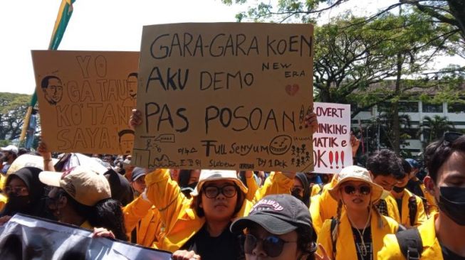 Poster massa aksi demo BEM Malang Raya di depan DPRD Kota Malang, Selasa (12/4/2022). [Suara.com/Bob Bimantara Leander]