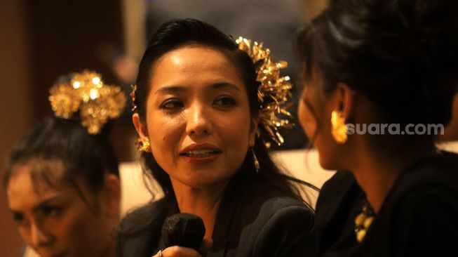 Pemeran film Tutuge Imelda Therinne (tengah) memberikan keterangan saat gala premier film terbarunya di Epicentrum Walk, Jakarta, Selasa (12/4/2022). [Suara.com/Angga Budhiyanto]