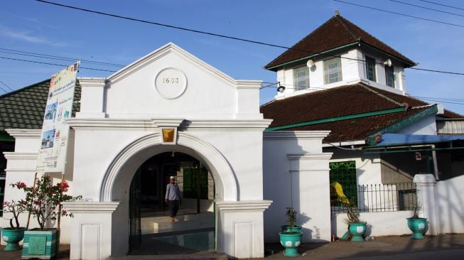 Jamaah melintas di dalam area Masjid Tua Al Hilal Katangka, Kabupaten Gowa, Sulawesi Selatan, Selasa (12/4/2022).  ANTARA FOTO/Arnas Padda
