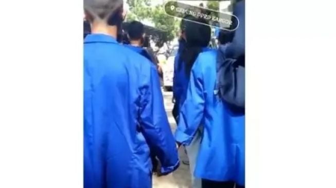 Sepasang mahasiswa tertangkap kamera bermesraan saat unjuk rasa di Kantor DPRD Kabupaten Gorontalo, Senin 11 April 2022 [Gopos.id]