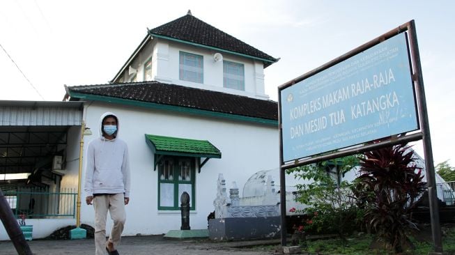 Seorang remaja melintas di pelataran Masjid Tua Al Hilal Katangka, Kabupaten Gowa, Sulawesi Selatan, Selasa (12/4/2022). ANTARA FOTO/Arnas Padda