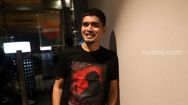 Pemeran film Tutuge Rizky Hanggono berpose saat gala premier film terbarunya di Epicentrum Walk, Jakarta, Selasa (12/4/2022). [Suara.com/Angga Budhiyanto]