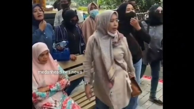 Viral Emak-emak di Medan Ngamuk Gegara Diusir saat Duduk di Kursi Trotoar Jalan