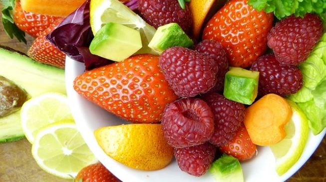 Ilustrasi salad buah (Pixabay.com/silviarita)