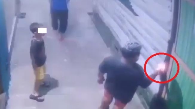 Ngeri! Terekam CCTV Sekelompok Anak-anak Diduga Akan Membakar Rumah Warga, Warganet Kecam Keras