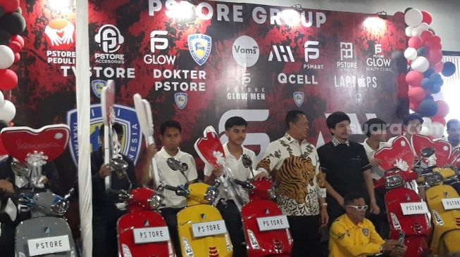 Pemain Timnas Futsal Indonesia Dihadiahi Vespa Matic oleh PS Store, toko milik juragan handphone Putra Siregar di kawasan Condet, Jakarta Timur, Selasa (12/4/2022). (Suara.com/Adie Prasetyo Nugraha).