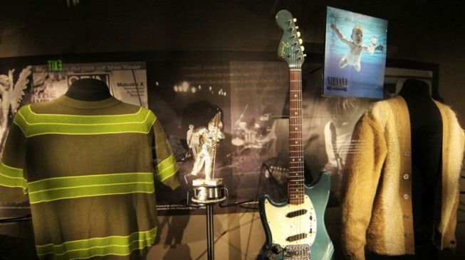 Dilelang Bulan Depan, Gitar Biru Kurt Cobain Diperkirakan Terjual Sampai Rp11,4 Miliar