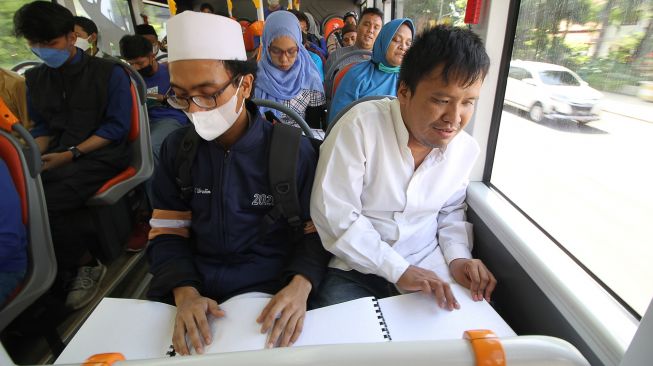 Puluhan Tunanetra Khataman Al-quran di Bus Suroboyo