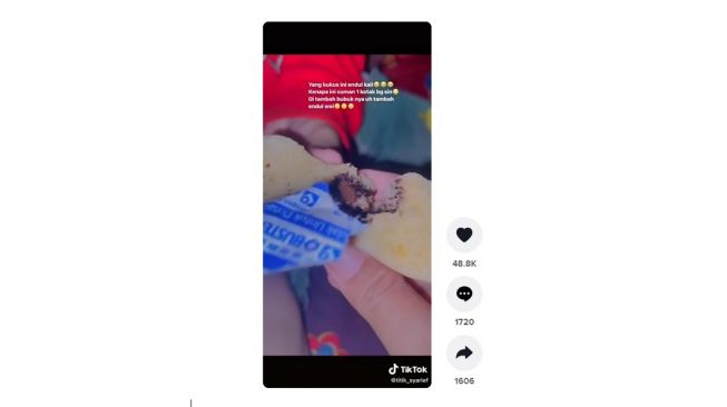 Pengawet ditaburkan ke makanan. [TikTok]
