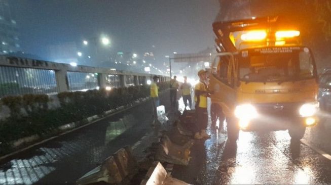 Separator di Depan Gedung DPR RI Rusak, Dinas Bina Marga Segera Perbaiki