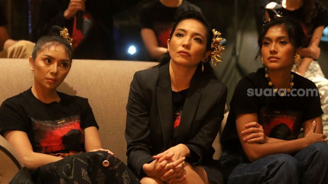 Pemeran film Tutuge Rania Putrisari (kanan), Imelda Therinne (tengah) dan Ismi Melinda ditemui saat gala premier film terbaru mereka di Epicentrum Walk, Jakarta, Selasa (12/4/2022). [Suara.com/Angga Budhiyanto]