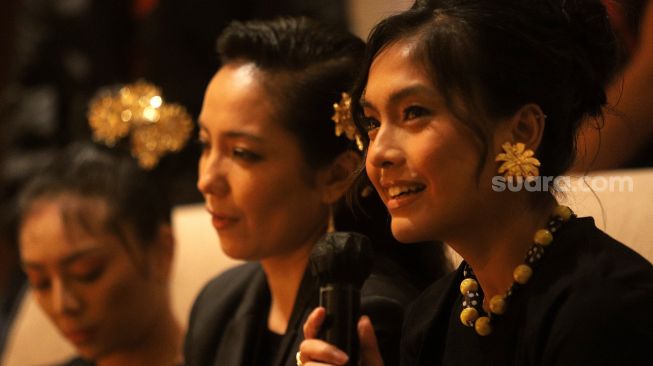 Pemeran film Tutuge Rania Putrisari (kanan) memberikan keterangan saat gala premier film terbarunya di Epicentrum Walk, Jakarta, Selasa (12/4/2022). [Suara.com/Angga Budhiyanto]