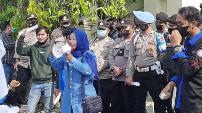 Lantang, Emak-emak Orasi di Depan Kantor DPRD Cilegon, Tolak Jokowi 3 Periode