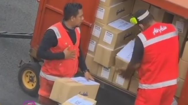 Viral Petugas Maskapai Lapar Saat Memasukkan Paket Berisi Makanan ke Pesawat, Aksinya Curi Perhatian