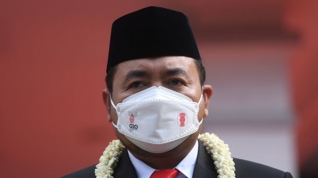 Komisioner Komisi Pemilihan Umum (KPU) periode 2022-2027 Mochammad Afifuddin tiba di Gedung KPU, Jakarta, Selasa (12/4/2022). ANTARA FOTO/Akbar Nugroho Gumay