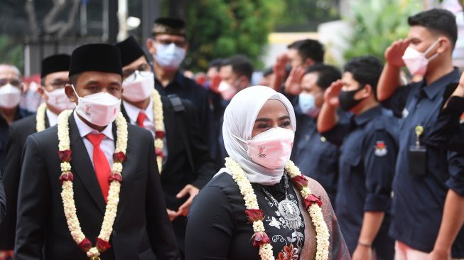 Komisioner Komisi Pemilihan Umum (KPU) periode 2022-2027 Betty Epsilon Idroos (kanan) dan Idham Holik (kiri) tiba di Gedung KPU, Jakarta, Selasa (12/4/2022). ANTARA FOTO/Akbar Nugroho Gumay