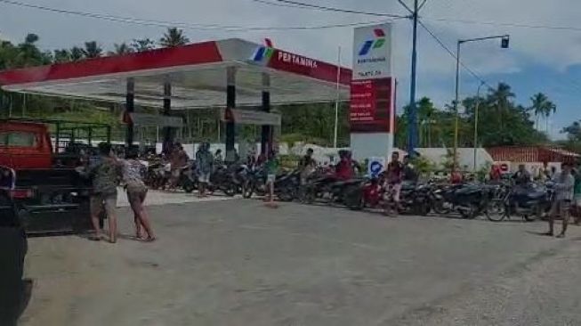 Motor Penyerobot Antrean Bensin Mogok, Pengemudi Mobil Emosi: Karma