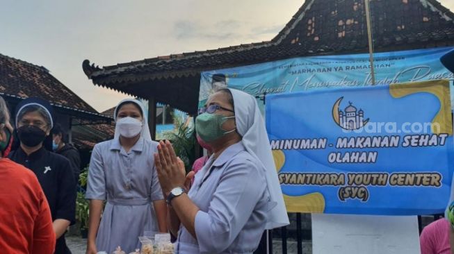 Biarawati ikut ramaikan Pasar Ramadhan Kampung Samirono - (SuaraJogja.id/Hiskia Andika)